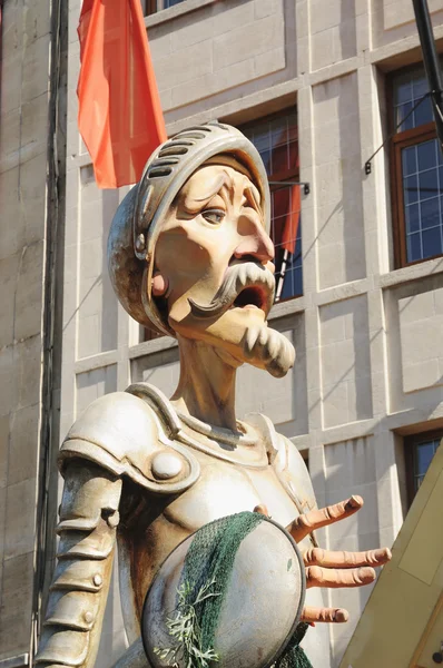 BRUXELAS, BÉLGICA-SETEMBRO 9: Personagem Cavaleiro Gigante em profanação durante as celebrações artísticas e folclóricas anuais de Fete des Saltimbanques em 9 de setembro de 2012 — Fotografia de Stock