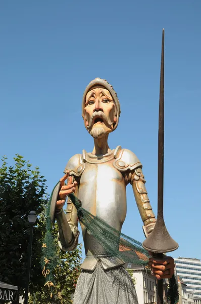 BRUSELAS, BÉLGICA-SEPTIEMBRE 9: Caballero Gigante profanado durante la Fete des Saltimbanques el 9 de septiembre de 2012 en Bruselas . — Foto de Stock