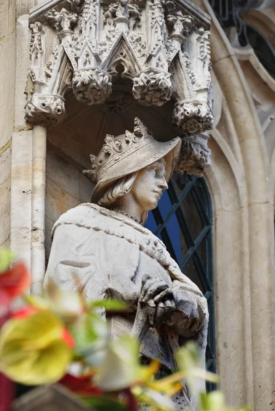 Gotická socha středověkého bojovníka zdobí fasádu na grand place v Bruselu, Belgie — Stock fotografie