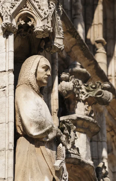 Statue gothique réaliste d'un chevalier médiéval décorant la façade sur la Grand Place à Bruxelles — Photo