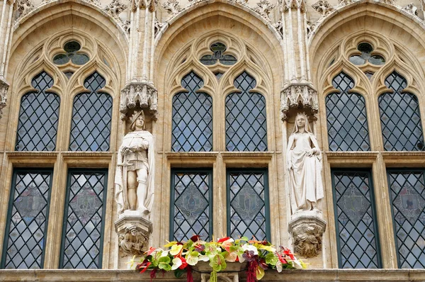 Estátuas góticas medievais de um rei e uma rainha de fachada na Grand Place em Bruxelas, Bélgica — Fotografia de Stock
