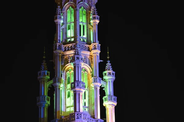 Violette und grüne nächtliche Illumination des mittelalterlichen Turms auf dem prachtvollen Platz in Brüssel — Stockfoto