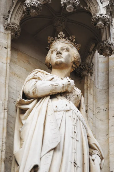 Realistische gotische Statue der mittelalterlichen Königin, die die Fassade schmückt, auf einem großen Platz in Brüssel, Belgien — Stockfoto