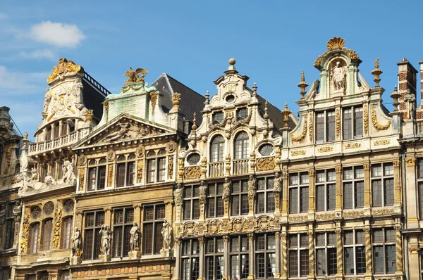 Medeltida fasader av grand place i Bryssel i solig dag — Stockfoto