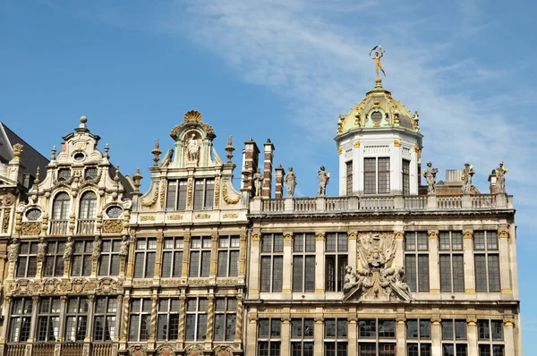 Średniowieczne fasady grand Place w Brukseli w słoneczny dzień — Zdjęcie stockowe