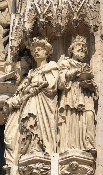 从圣迈克尔和圣古都勒主教座在布鲁塞尔的大教堂的外墙上圣经人物的现实哥特式雕像 — 图库照片