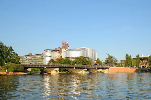 Mänskliga rättigheter byggnaden i strasbourg, Frankrike i klar sommardag — Stockfoto