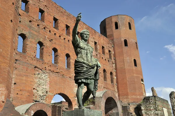 Ruinerna av porta palatina med staty på framsidan i turin, Italien — Stockfoto