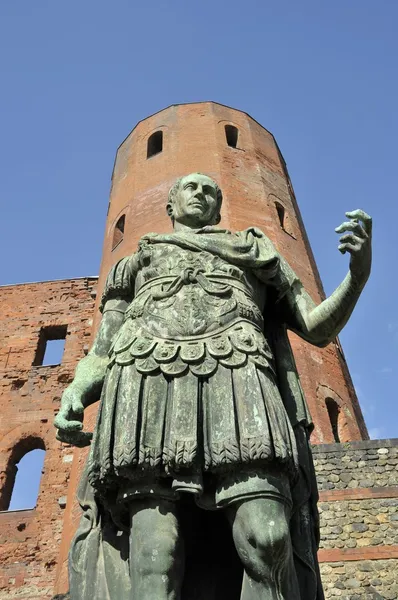 Statue of roman on front or ancient ruins in Turin, Italy — Stock Photo, Image