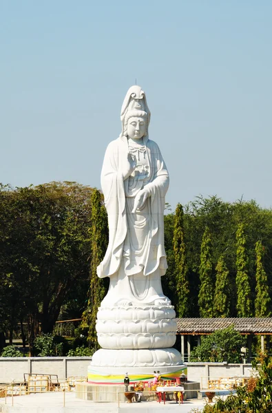 Statua in marmo bianco di Buddha nella valle del fiume Kwai nella giornata limpida nel tempio in costruzione — Foto Stock