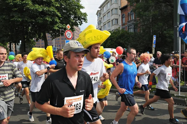 Brussel - 31 mei: ongeveer 30000 van deelnemers van verschillende leeftijden wachten voor start van 30 "20 km de bruxelles" marathon 31 mei 2009 in Brussel, België. — Stockfoto