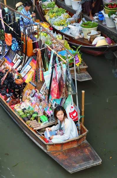 Bangkok, thailand-december 25: onbekende verkopers bereid hun souvenirs voor toeristen in Kerstdag op traditionele drijvende markt op 25 december 2009 in verbod — Stockfoto