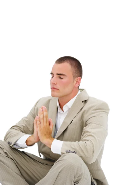 Joven oficinista luchando con estrés usando meditación durante una pausa en el trabajo —  Fotos de Stock