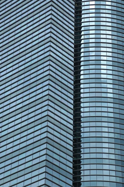 Moderní budova s odrazem oblohy v systému windows — Stock fotografie