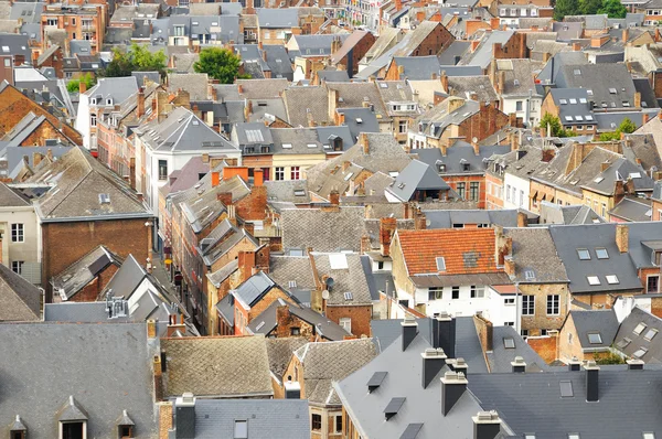 Vista panorâmica dos tetos típicos da parte antiga da cidade em Namur, Bélgica — Fotografia de Stock