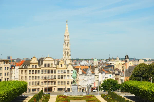 Mont des 艺术的角度来看，清楚早上在布鲁塞尔的花园。不知名的面孔和徽标. — 图库照片