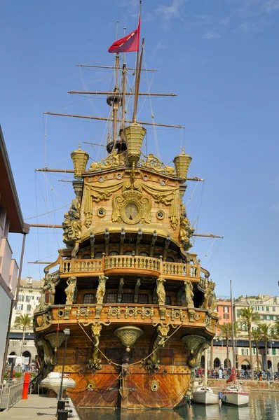 Középkori divat hajó, a régi kikötő, Genova turisztikai attrakciója — Stock Fotó