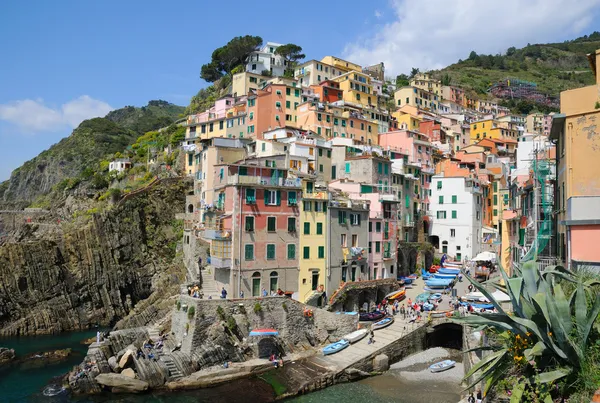 Vista panorâmica da área da aldeia de Riomaggiore em Cinque Terre, Itália e sem rostos e logotipos reconhecíveis — Fotografia de Stock