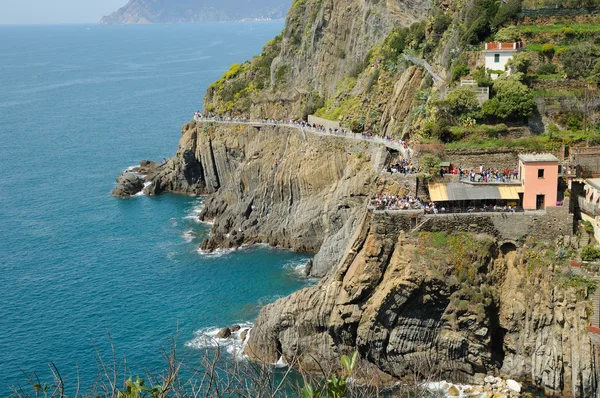 Vista panorâmica da área da estação ferroviária de Riomaggiore e vias de passeio em Cinque Terre, Itália, sem rostos e logotipos reconhecíveis — Fotografia de Stock