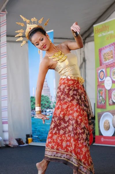 BRUXELLES, BELGIQUE-9 SEPTEMBRE : Un danseur folklorique non identifié se produit lors des activités de célébration de l'Essence of Thailand VII le 9 septembre 2012 à Bruxelles . — Photo