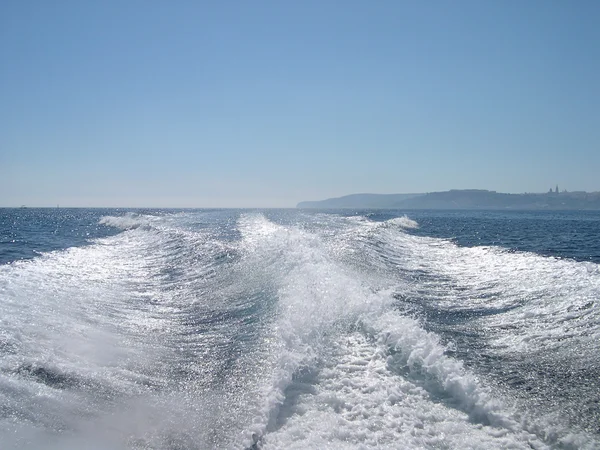 Vatten spår bakom motorbåt — Stockfoto