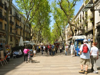 turistler kalabalık la rambla üzerinde 13 Nisan 2009
