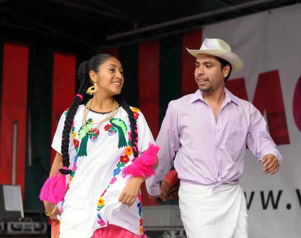 Dansarna i xochicalli mexikanska folkloristisk balett — Stockfoto