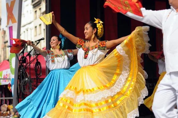 Bailarines de Xochicalli bailan ballet folclórico mexicano en un concierto en Grand Place — Foto de Stock