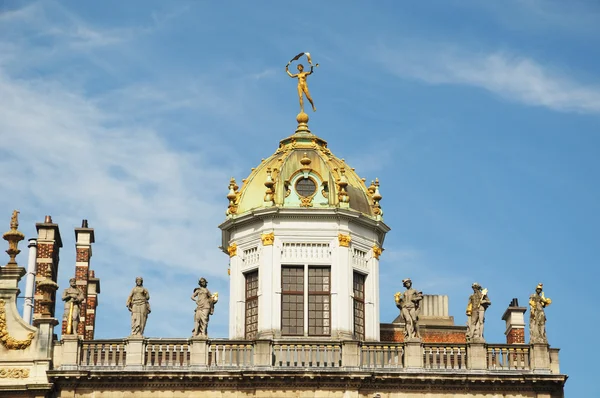 На вершине исторического здания Le Roi d 'Espagne на площади Гран-Плас в Брюсселе — стоковое фото