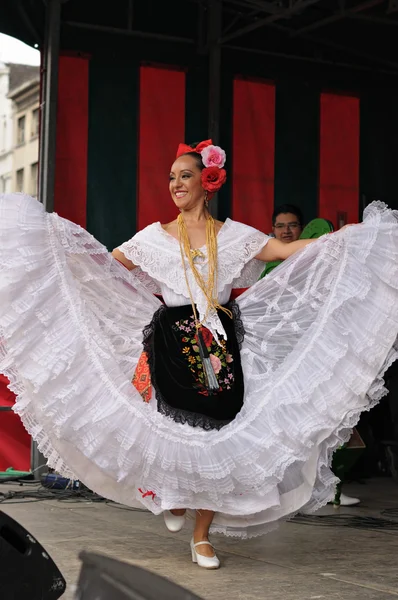 Xochicalli meksykański folkloru balet wykonuje w koncercie na grand place — Zdjęcie stockowe