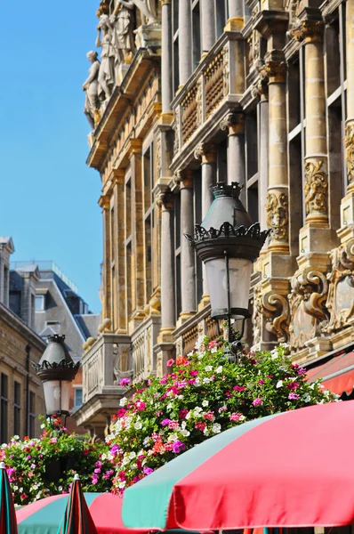 Los faroles tradicionales de la ciudad siempre están decorados con flores en Grand Place — Foto de Stock