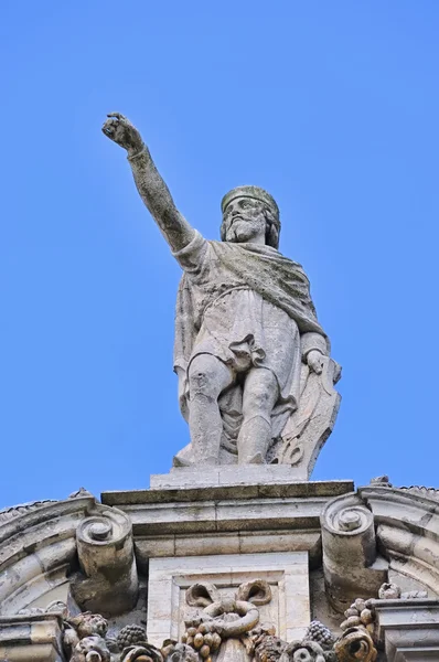 Staty från medeltida tak på grand place i Bryssel före restaurering — Stockfoto