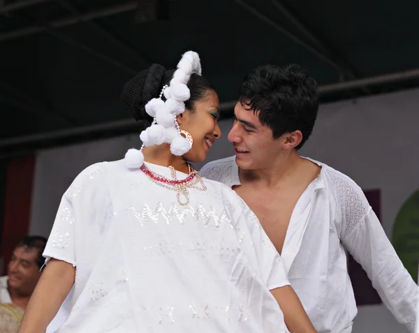 Il balletto folcloristico messicano Liguchicalli si esibisce in un concerto sulla Grand Place — Foto Stock