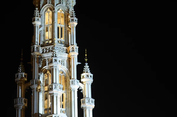 Средневековая башня мэрии на площади Гран-Плас в Брюсселе — стоковое фото