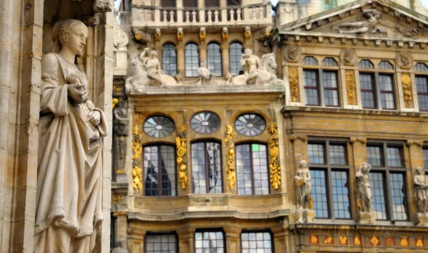 Detalhes da arquitetura medieval do edifício na Grand Place em Bruxelas — Fotografia de Stock