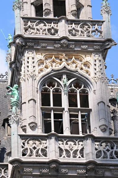 Neogotycki wieża elewacji zabytkowego budynku przy grand place w Brukseli — Zdjęcie stockowe