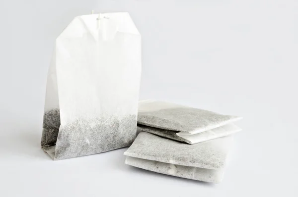 Sachets de thé sur table blanche — Photo