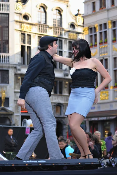 Scherzo di danza sulla Grand Place durante le celebrazioni della comunità francese il 26 settembre 2009 — Foto Stock