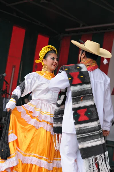 Dancers of Xochicalli Mexican folkloric ballet show national dance in a concert on Grand Place — Stock Photo, Image