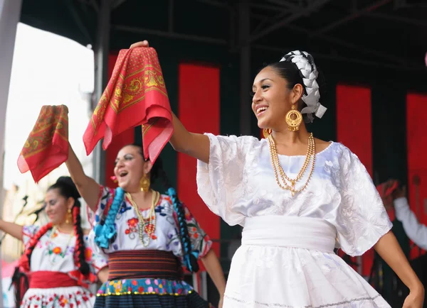 Dansarna i xochicalli mexikanska folkloristisk balett Visa nationella dans i en konsert på grand place — Stockfoto