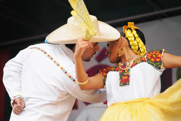 Xochicalli Mexican folkloric ballet show national dance in a concert on Grand Place — Stock Photo, Image