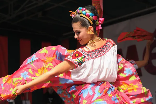 Xochicalli Mexican folkloric ballet performs in a concert on Grand Place — Stock Photo, Image