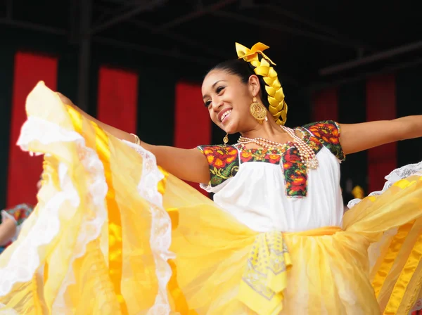 Tancerka xochicalli meksykański folkloru balet wykonuje w koncercie na grand place — Zdjęcie stockowe