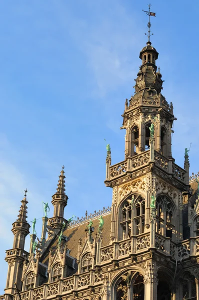 Nygotiska fasaden av historisk byggnad på grand place i Bryssel — Stockfoto