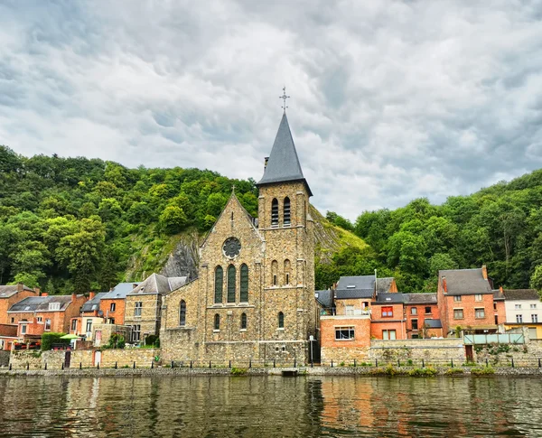 Antigua iglesia en Dinant desde el río Mosa, Bélgica — Foto de Stock