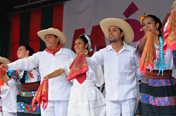 Xochicalli Mexican folkloric ballet in a concert on Grand Place — Stock Photo, Image