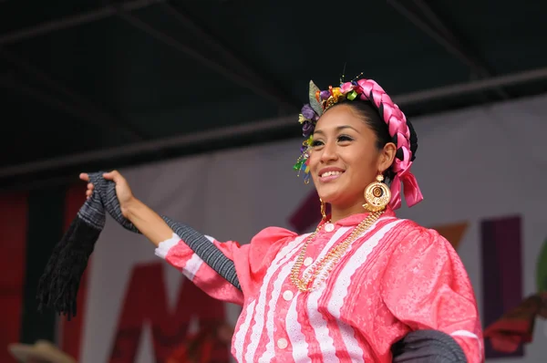 Xochicalli Mexican folkloric ballet performs in a concert on Grand Place — Stock Photo, Image