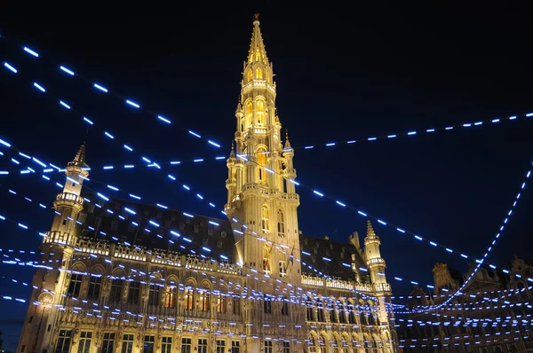 nacht verlichting van middeleeuwse toren op de grote markt in ... nacht verlichting van middeleeuwse toren op de grote markt in ...