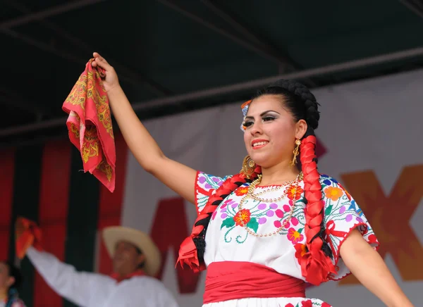 Xochicalli Balé folclórico mexicano se apresenta em um concerto na Grand Place — Fotografia de Stock