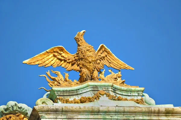 从文艺复兴时期建筑上在布鲁塞尔大广场的屋顶金鹰, — 图库照片